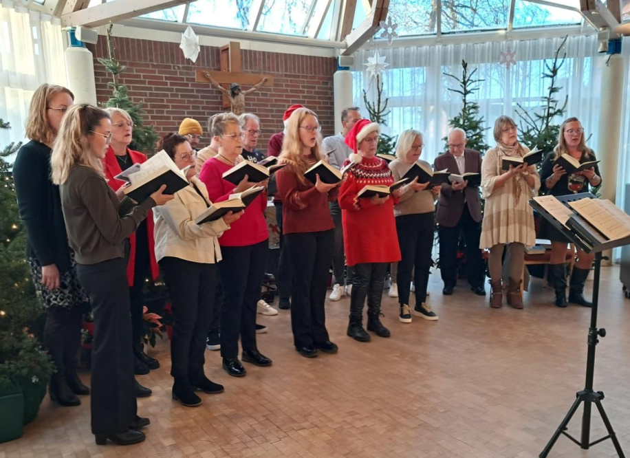 Foto vom Gemeindechor beim Adventskonzert im Altenzentrum Westerstede. Bild: Privat