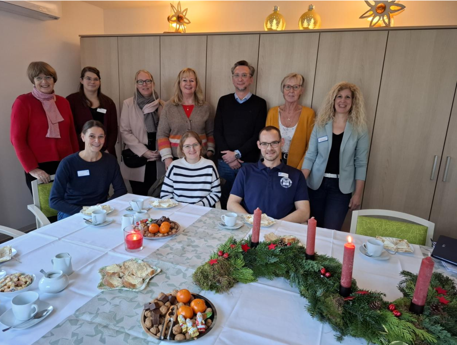 Foto: Sabrina Bauer (ganz rechts) und Christiane Stoyke (sitzend links) begrüßten Pflegedienstleitungen aus der Umgebung in Westerstede. Bild: Hildburg Brunken
