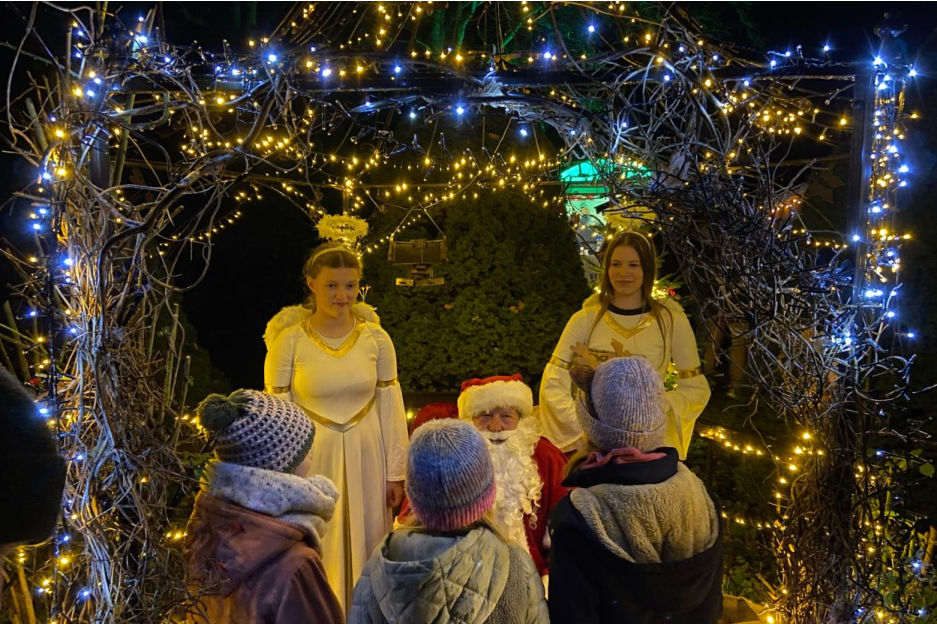 Foto: Der Nikolaus und zwei Engel: Für jedes Kind gab es eine kleine, gefüllte Tüte. Bild: OBV lhorst