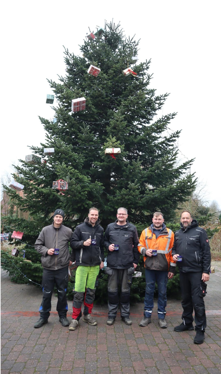 Nach getaner Arbeit gönnen sich die „Wiefelsteder Weihnachtsbaumfreunde“ einen heißen Glühwein. Bild: Wolfgang Wittig