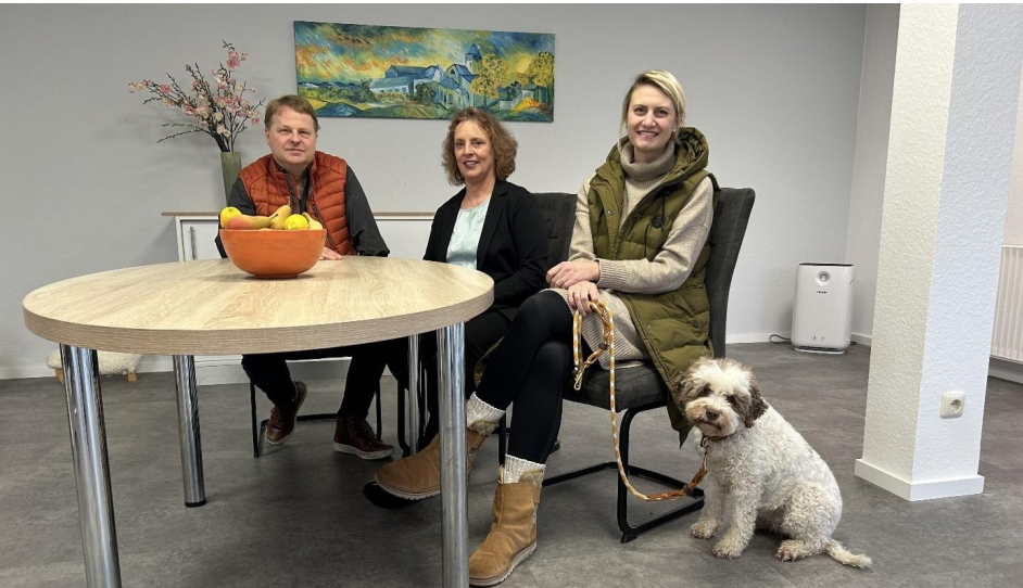 Das sympathische Team: Alexandra Wyen-Hohnholt (Mitte) mit Hartmut Hohnholt, Tanja Berenzen und Bürohund Amba. Bild: Wyen-Hohnholt
