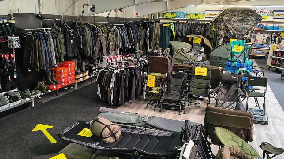 Outdoorwelten: Von Bekleidung über Liegen bis zum Zelthering gibt es bei Wessels auch ein großes Outdoorsortiment. BILD: Heike Arends
