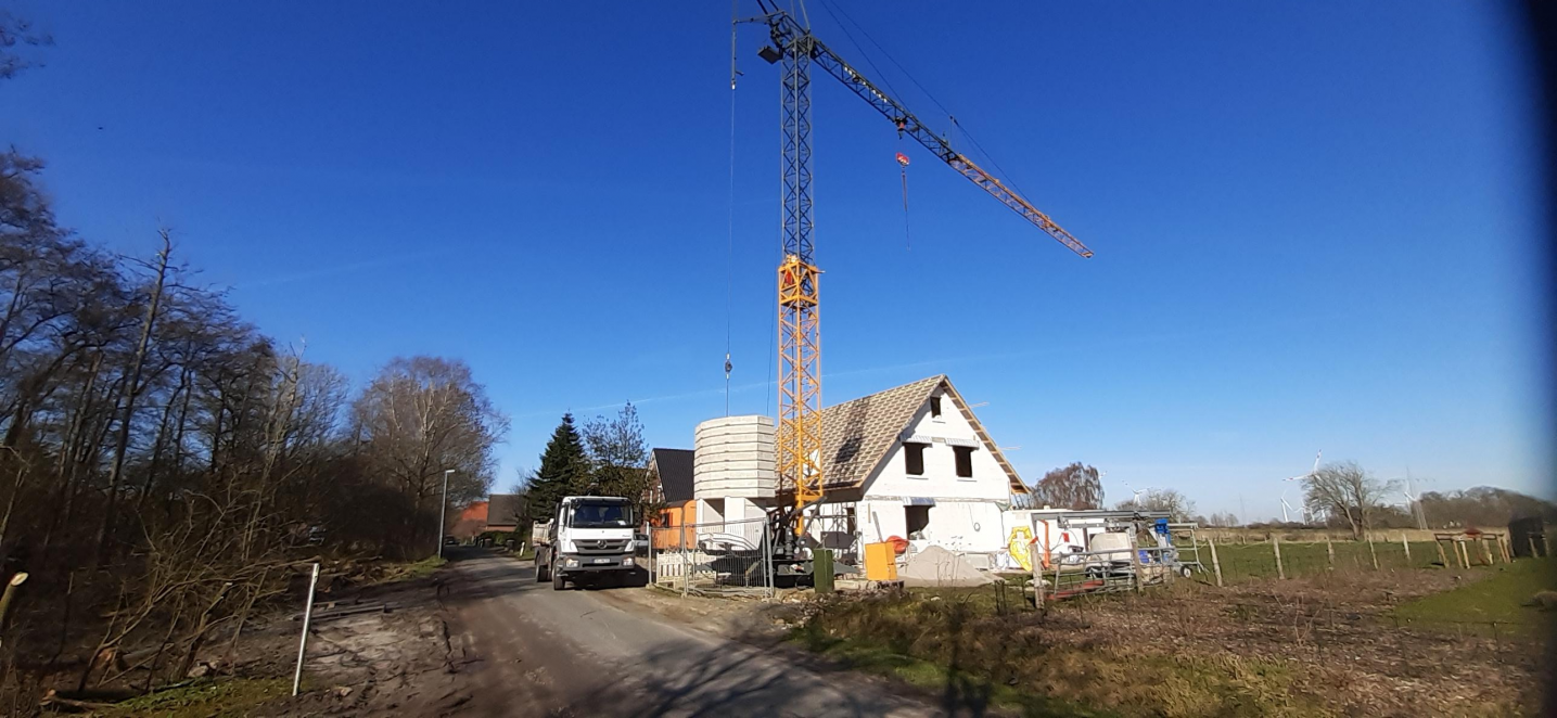 Das Bauunternehmen Helmut Neumann realisiert viele Bauprojekte im Raum Varel und Landkreis Friesland und verfügt bei einem umfangreichen Fuhrpark auch über eigene Hochbaukräne. Bild: Privat