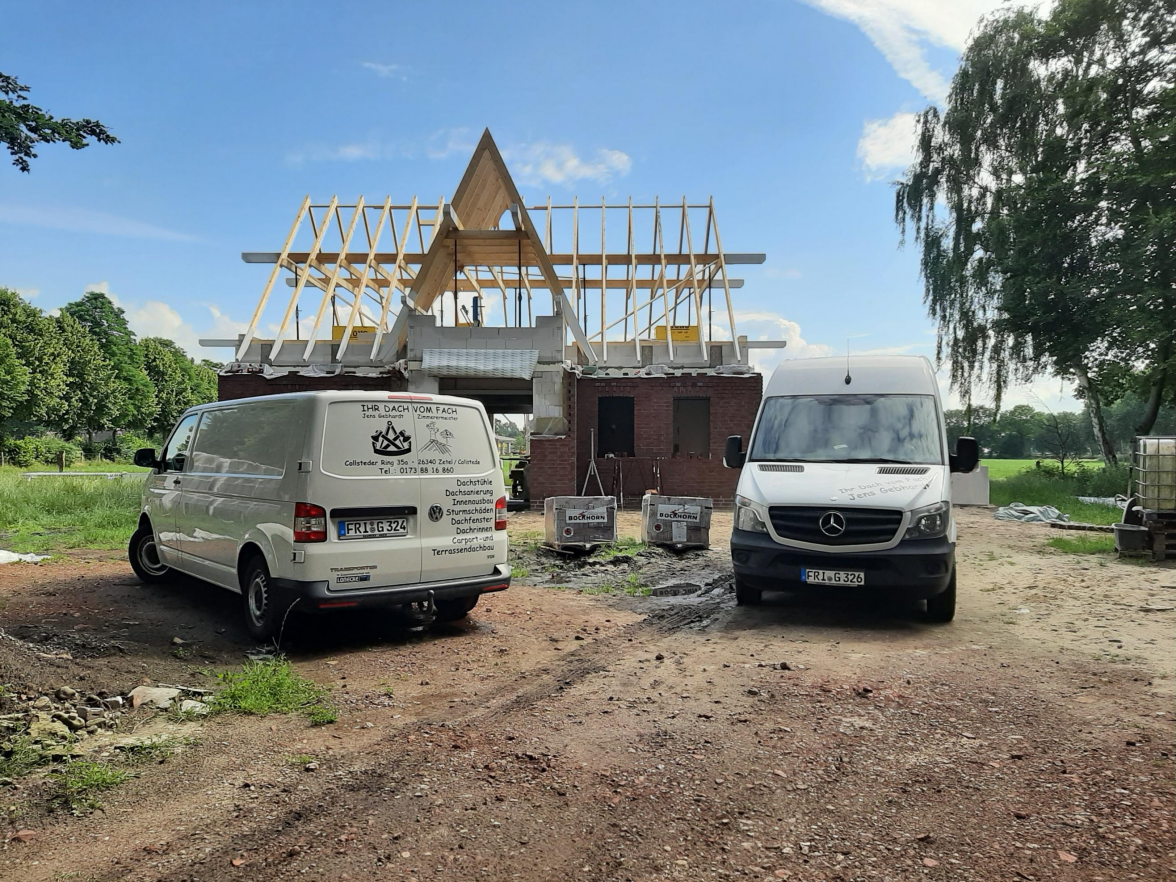 Komplettes Dach beim Neubau von Zimmereibetrieb Jens Gebhard.    Bild: privat