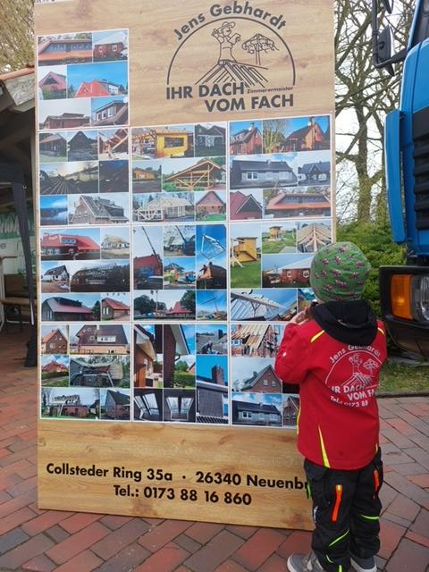 Eine Fotowand an der Firmenhalle zeigt eine Auswahl an umgesetzten Arbeiten.    Bild: privat