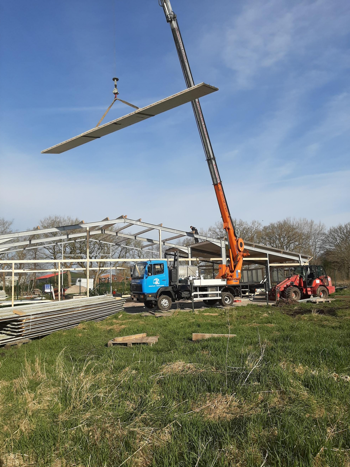 Mit dem mobilen Kran im Einsatz.   Bild: privat