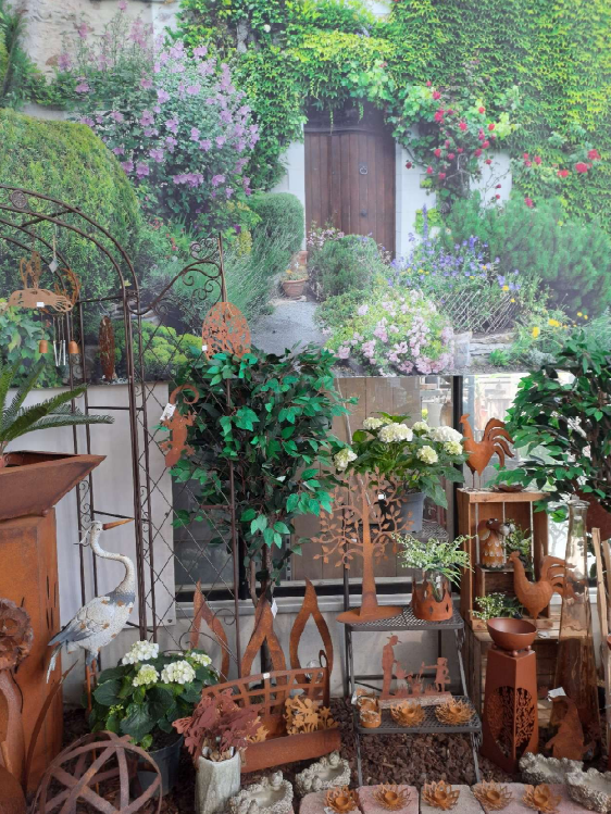 Rostdeko ist in der flora & fauna Pflanzenhalle....