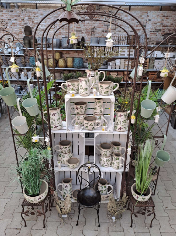 ....ebenso zu finden wie bunte Keramik.