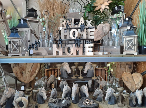 Pferdeköpfe, Laternen und vieles mehr gibt es bei flora & fauna.