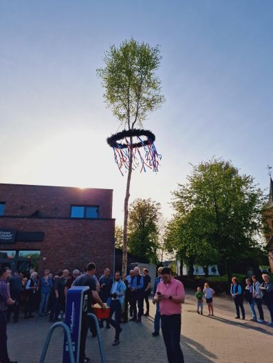 Der geschmückte Maibaum in Großenmeer aus dem vergangenen Jahr. Bild: BHV