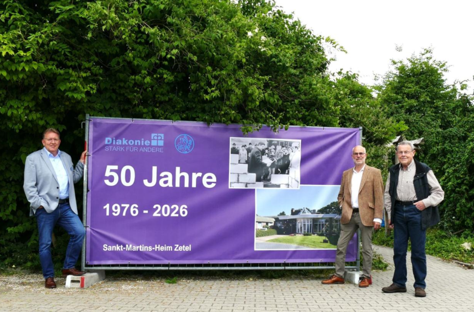 Frank Knoll, Geschäftsführer des St-Martin-Heims Zetel (von links), Dr. Hans-Martin Peter, 1. Vorsitzender des Diakonischen Werkes Zetel e.V. und Herbert Oltmanns, 1. Vorsitzender des Förderkreises des Diakonischen Werkes Zetel, blicken auf 50 Jahre St.-Martins-Heim zurück. Bild: Lina Lütje