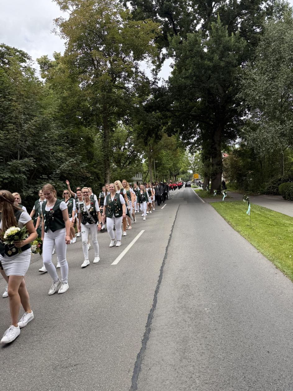Der traditionelle Festmarsch mit den Gastvereinen und Musikkapellen gehört zu den Höhepunkten des Schützenfestes in Moorriem. BILD: Moorriemer Schützenverein