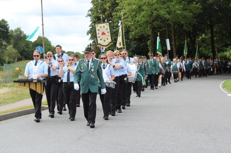 Ein Highlight ist der Große Festumzug am Sonntag. Bilder: Schützenverein Leerhafe-Hovel