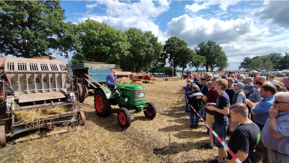 Ein Deutz treibt eine Dreschmaschine an.