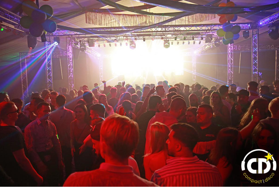 Am Freitagabend herrscht ausgelassene Stimmung im Festzelt. Bild: Compact Disco