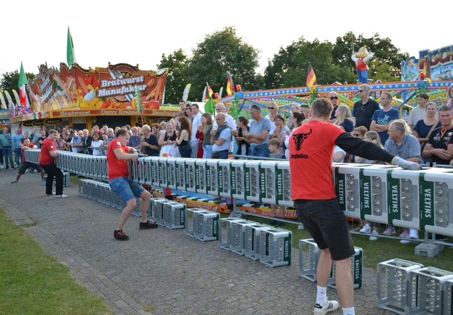 Beim Bierkistenstapeln ist viel Geschick und Teamarbeit gefordert. Bild/Archiv: Gerd Martens
