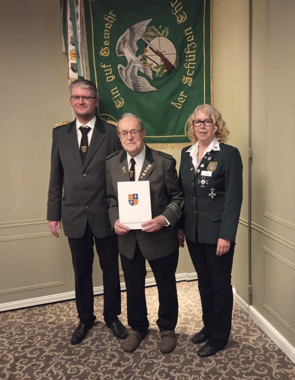 Gerd Gerken blickt auf 75 Jahre Mitgliedschaft im Schützenverein Wiefelstede zurück. Zu den Gratulanten gehörten Marion Siemer (Präsidentin des Oldenburger Schützenbundes und Vereinspräsident Andre Koch. Bild: privat