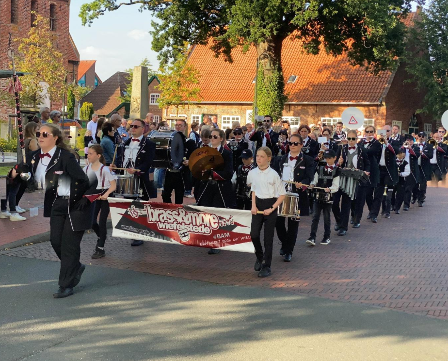 Der Spielmannszug "brass & more" begleitet das Festprogramm musikalisch. Bild: Wolfgang Wittig