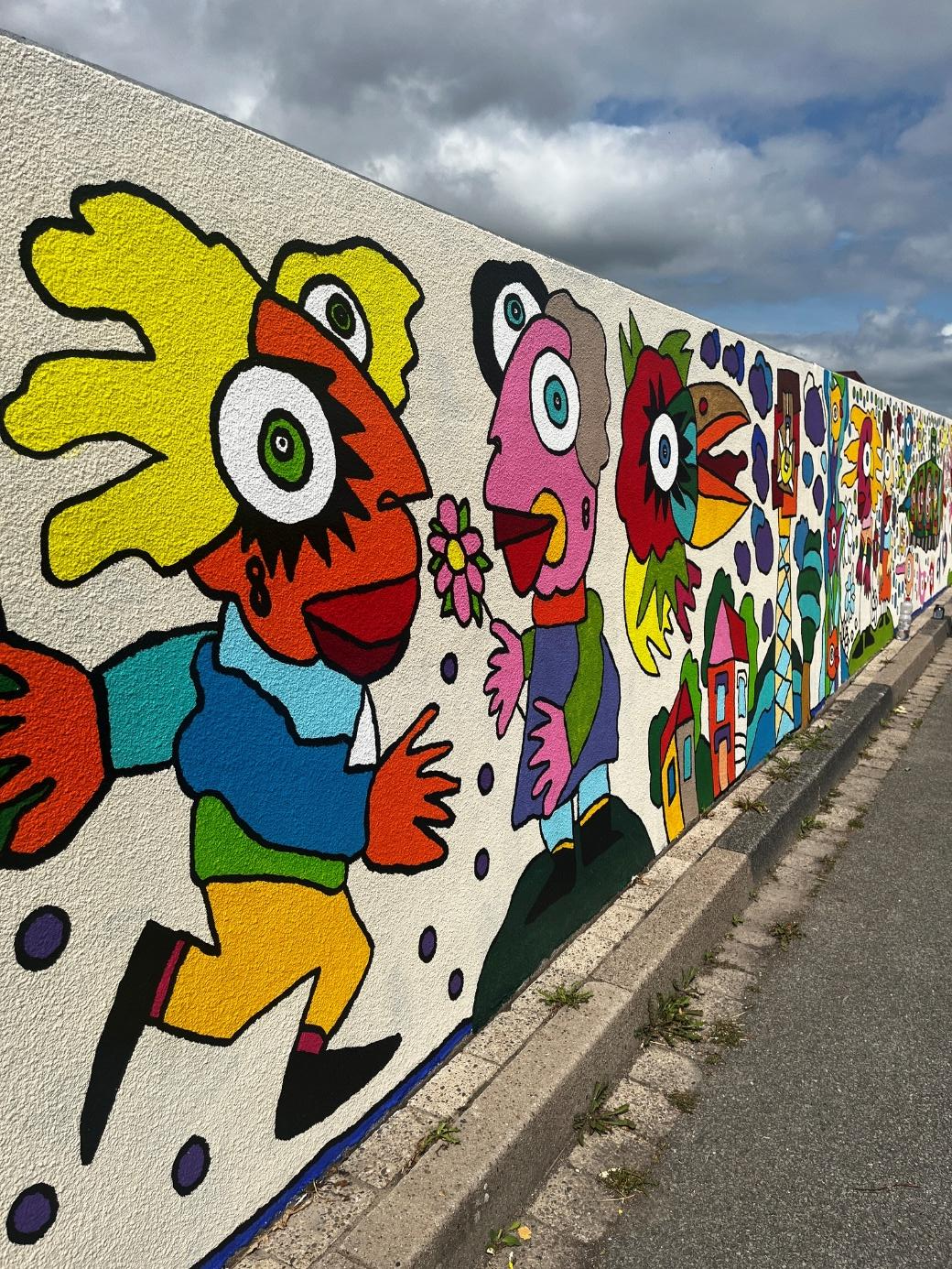 Wunderbar farbenfroh ist nun ein Teil der Mauer in Brake. Bild: Stadt Brake