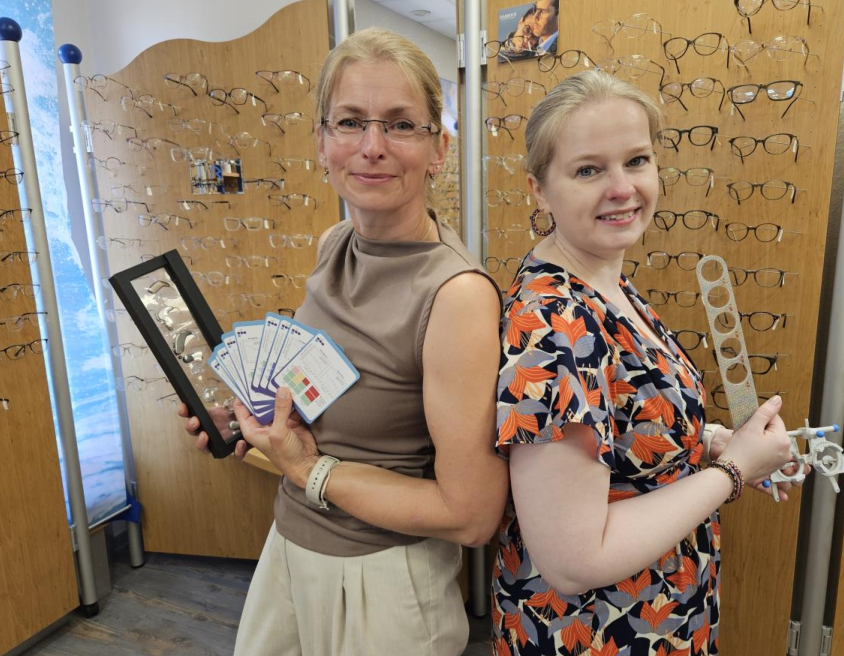 Hörakustikund Augenoptikmeisterin Katrin Kruse (links) und Augenoptikerin Inga Bruns. Bild: Melanie Jülisch