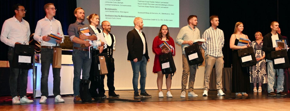Mit Urkunden und Präsenten überhäuft wurden jene Auszubildenden, die ihre Prüfung mit Auszeichnung bestanden haben. Dafür wurden auch ihre Ausbildungsbetriebe geehrt. Alle Bilder: Rolf Bultmann