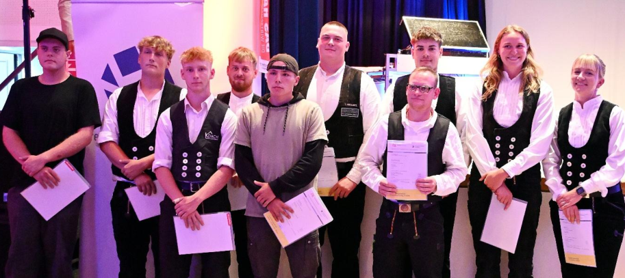Den Beruf des Dackdeckers haben Luca Behrens, Maximilian Büchner, Dennis Lueken, Steven Marcel Lüers, Jaden Schult, Lasse Ragnar von Borstel, Jan Eilert Wiggers, Samuel Zang, Freya Bruns und Henriette Stufler erlernt. Alle Bilder: Rolf Bultmann