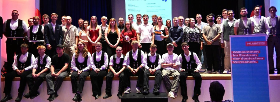 Rund 60 frischgebackene Gesellinnen und Gesellen feierten in der Nordenhamer Stadthalle „Friedeburg“ den erfolgreichen Abschluss ihrer Ausbildung. Alle Bilder: Rolf Bultmann