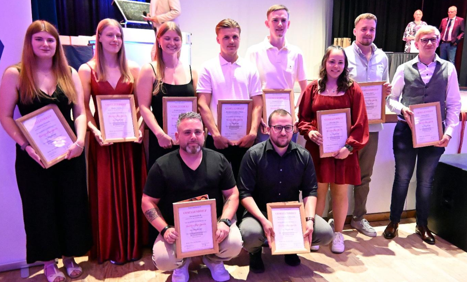 Emely Theilen, Charleen Warnick, Jolina den Dulk, Darian Bauer, Jannis Brand, Benjamin Buck, Yannick Ellebrecht, Linnéa Kunstmann, Ben Dominik Jendroschek und Benjamin-Lennhard Pfeifer sind frischgebackene Tischler-Gesellen. Alle Bilder: Rolf Bultmann