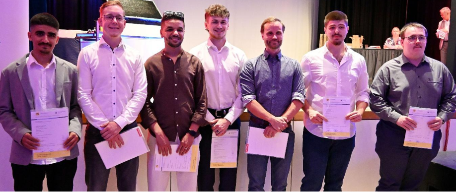Youness Bablouh, Nico Bykowa, Luka Frank Evermann, Nico Gärtke, Tom Kuhlmann, Abdull Karim Mohamad und Christopher Wilckens sind jetzt Elektroniker. Alle Bilder: Rolf Bultmann