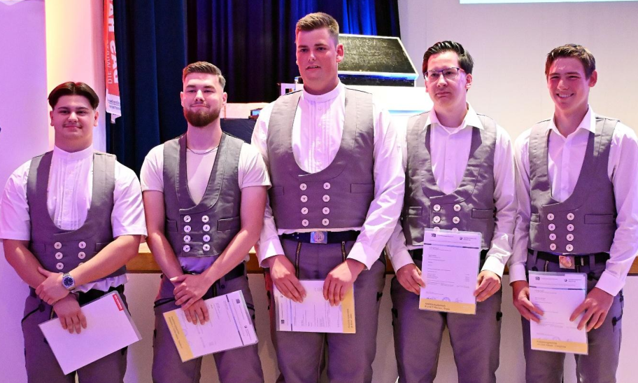 Veit Büthe, Nils Fricke, Can Musa Recep Kaune, Aaron Möller und Niels van den Belt sind jetzt ausgebildete Maurer. Alle Bilder: Rolf Bultmann