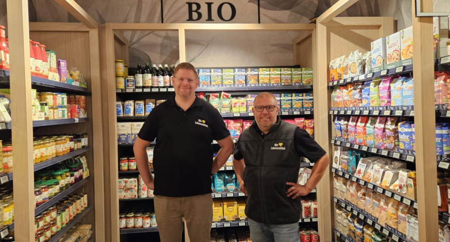 Freuen sich über die gelungene Umgestaltung: Thorsten Boekhoff (rechts) und Marktleiter Christoph-David Wagner. BILD: Melanie Jülisch