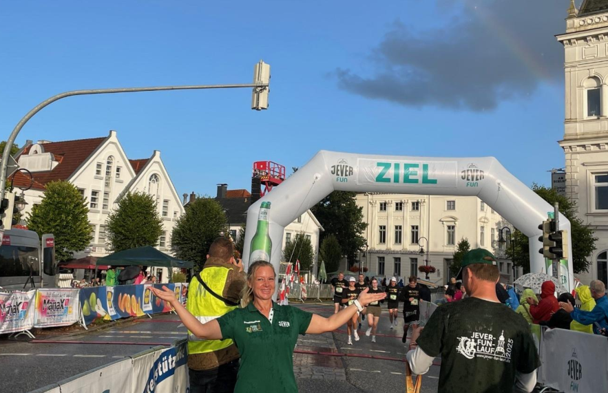 Zielbereich des Jever-Fun-Laufs ist auch dieses Jahr wieder am Alten Markt, zwischen dem „Hof von Oldenburg“, der Spielewelt und dem Graftenhaus. BILD: Kathrin Kraft