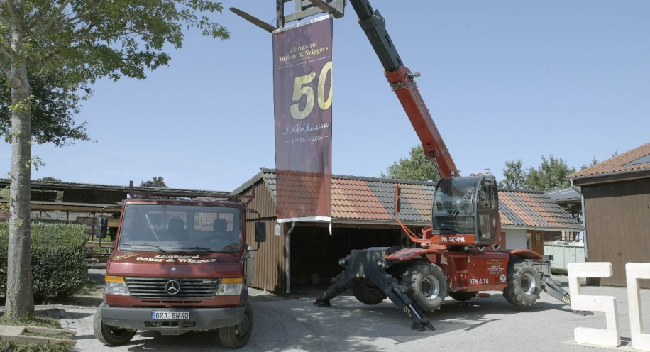 Ein Meilenstein in Sachen Technik: Im Jahr 2022 nahm die Zimmerei Böker & Wiggers ihren ersten Drehkranzteleskopstapler mit einer beeindruckenden Auslage von 18 Metern in Betrieb. Bild: privat