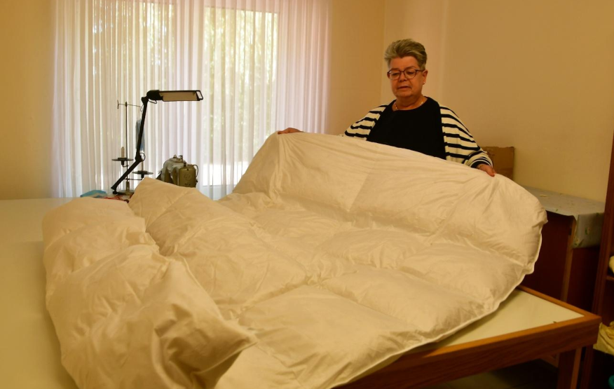Alle drei bis fünf Jahre sollte ein Daunenbett gereinigt und geprüft werden. Foto: Peter Kratzmann
