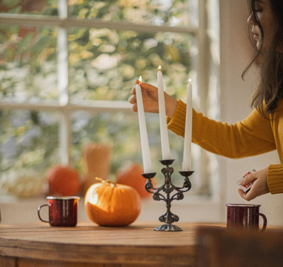 Kerzenlicht und herbstliche Dekoration verwandeln den Esstisch in einen gemütlichenTreffpunkt für entspannte Stunden mit Familie und Freunden. Bild: Gabby K/Pexels