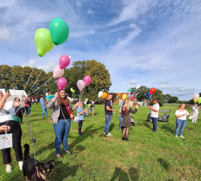 Bunte Ballons werden steigen gelassen. Bild: Erika Rispel