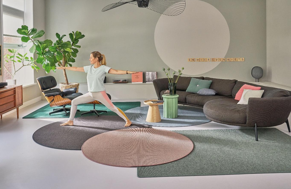 Yoga, sanfte Farben und eine entspannte Atmosphäre können helfen, Körper und Geist in Einklang zu bringen. BILD: djd/Tretford Weseler Teppich