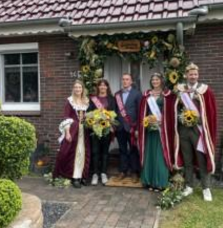 Das Erntekönigshaus wurde vom Wiesmoorer Blütenkönigshaus besucht.