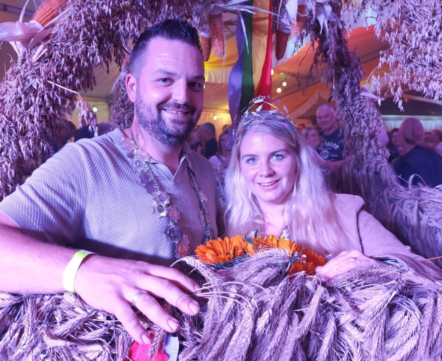 Das Erntekönigspaar Nicole und Simon Redelfs wird an diesem Wochenende abgelöst.
