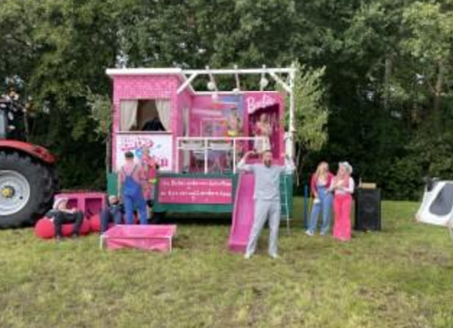 Barbie und Ken kamen per Motivwagen nach Bentstreek. Bilder: Privat