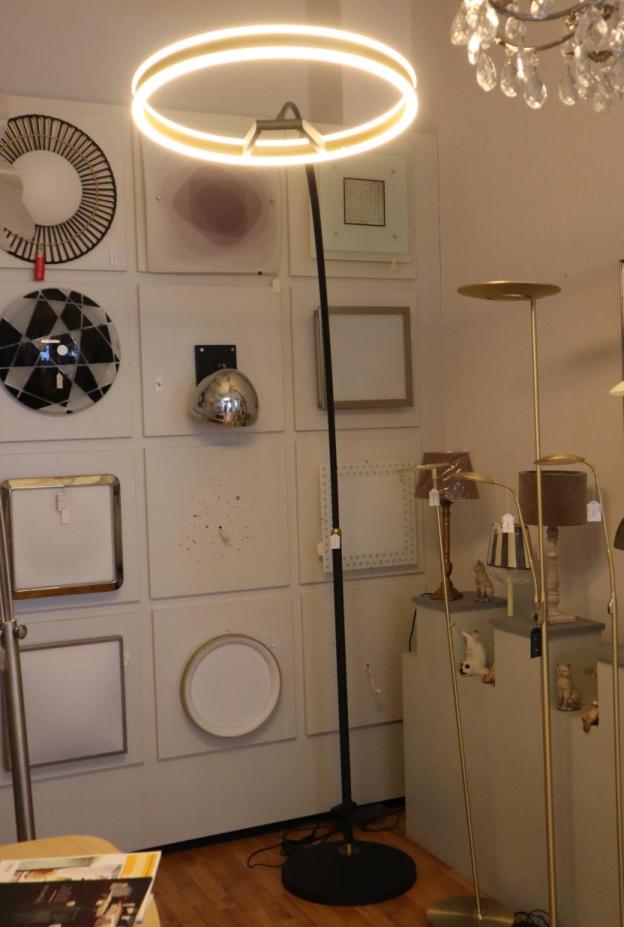 Ganz im Trend ist diese moderne Standleuchte. Helligkeit und Lichtfarbe lassen sich individuell einstellen. Bild: Wolfgang Wittig
