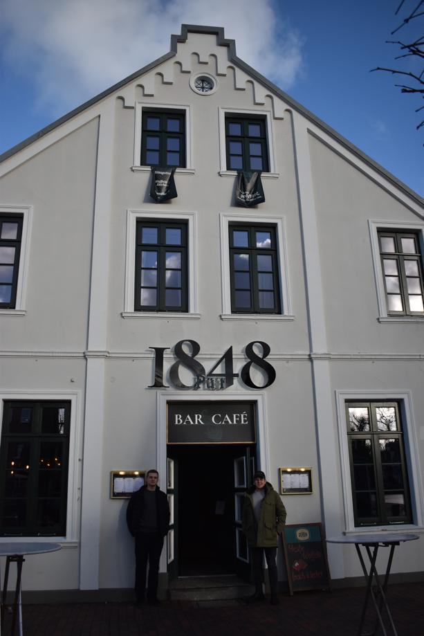 Hauke Kelterborn (1.) und Lukas Rohlfs haben mit dem „,1848 Pütt“ einen gastlichen Treffpunkt mit Kultcharakter übernommen. Bild: Frank Brüling