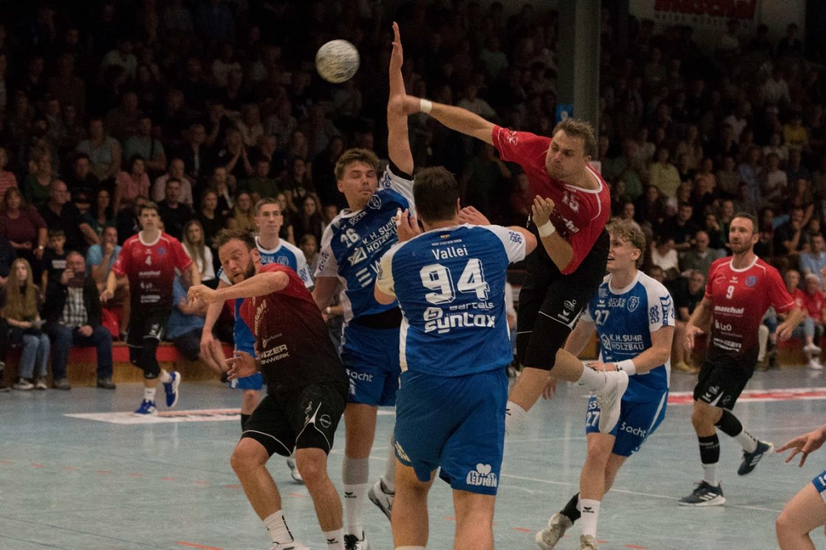 Zum Saisonauftakt der Regionalliga besiegte die HSG Varel (Jan Derk Janßen beim Wurf) den TvdH Oldenburg in der voll besetzten Manfred-Schmidt-Sporthalle mit 32:19-Toren. Bild: Martin M. Wilczyinski