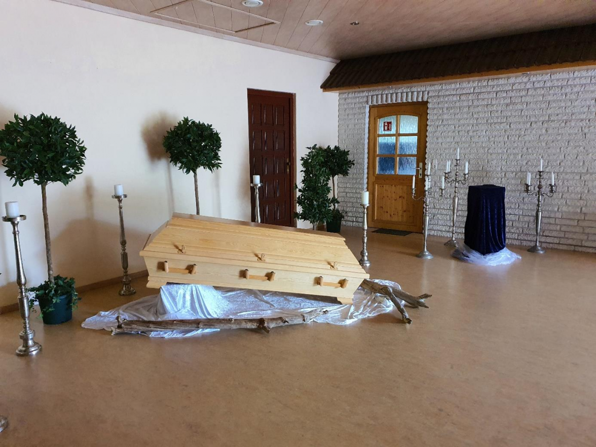 Der helle Andachtsraum in Friedrichsfehn. Bild: STERN Bestattungen