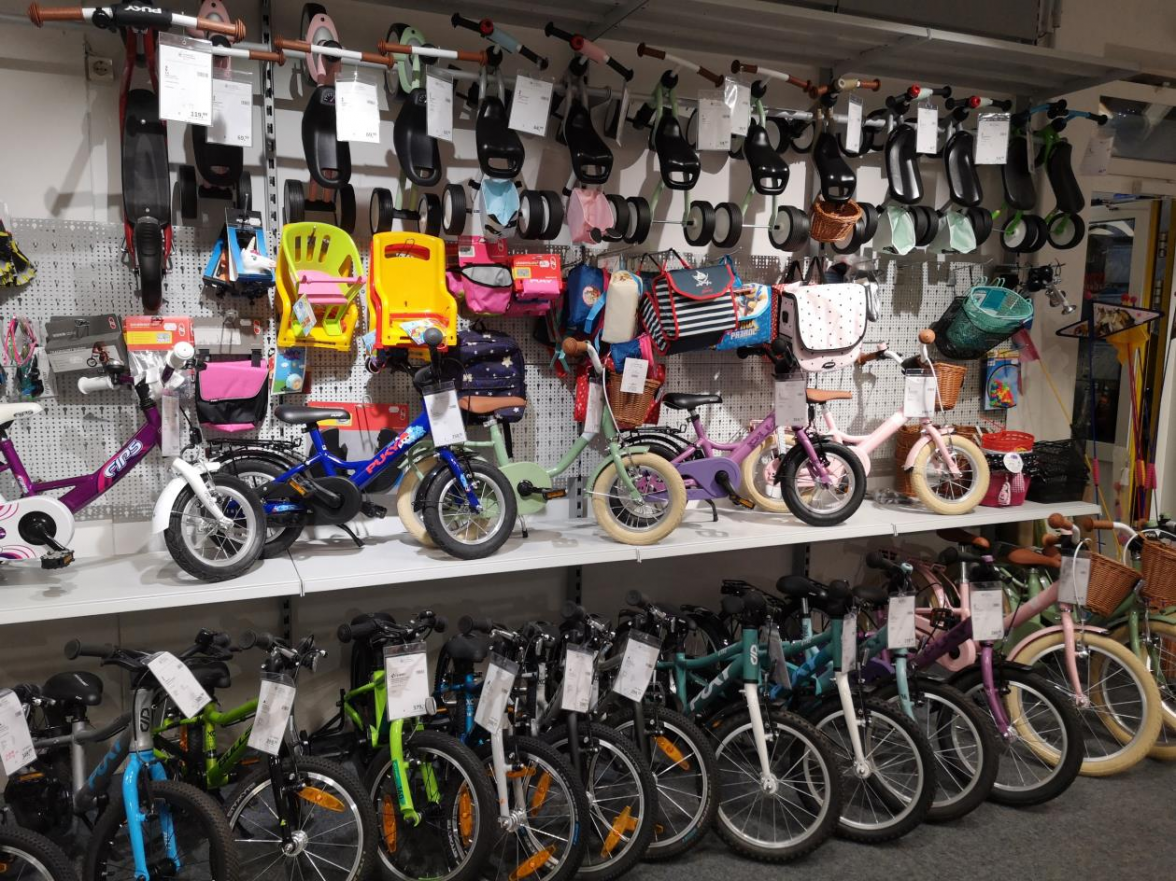 Zahlreiche Laufund Kinderfahrräder warten auf die kleinsten Besucher. Bild: EZ