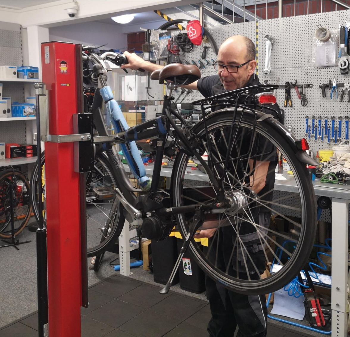 Zweiradmechatroniker Antonio Cordeiro hat in der modernen Werkstatt alles im Griff. Bild: EZ