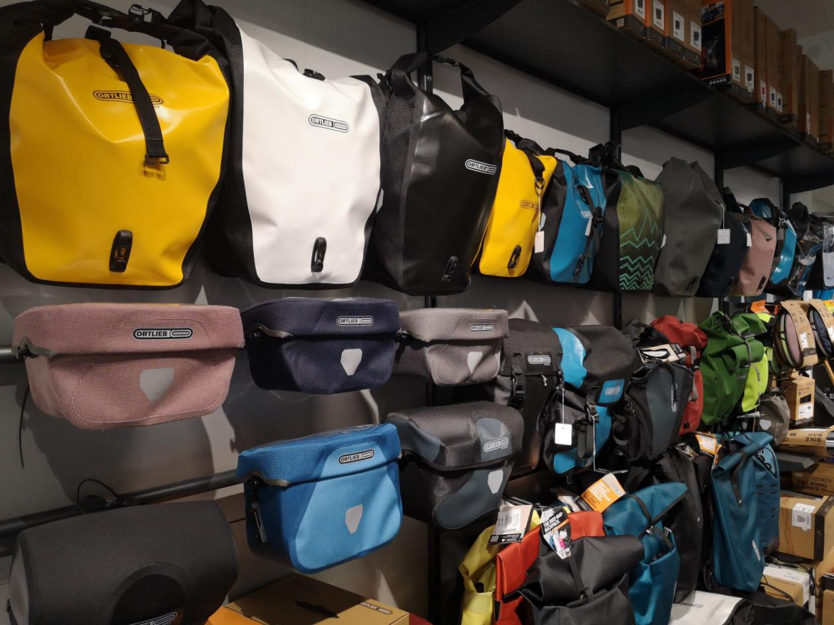 Die robusten Packtaschen der Firma Ortlieb halten jedem ostfriesischen Wetter stand. Bild: EZ