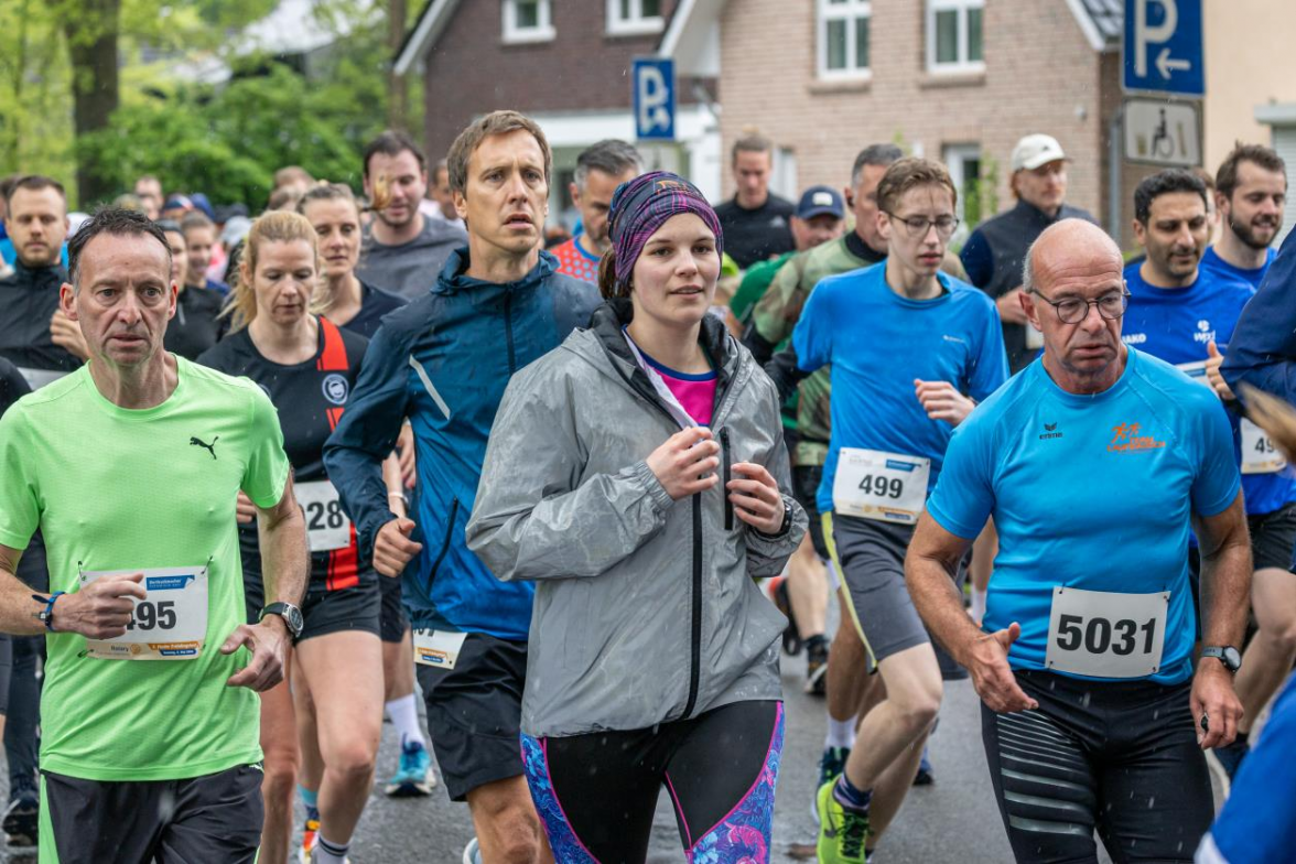 Start und Ziel mitten in Hude: Beim Frühlingslauf 2025 verwandelt sich der Bereich rund um das Hallenbad in eine sportliche Begegnungsstätte. BILD: Tamino Büttner/Archiv