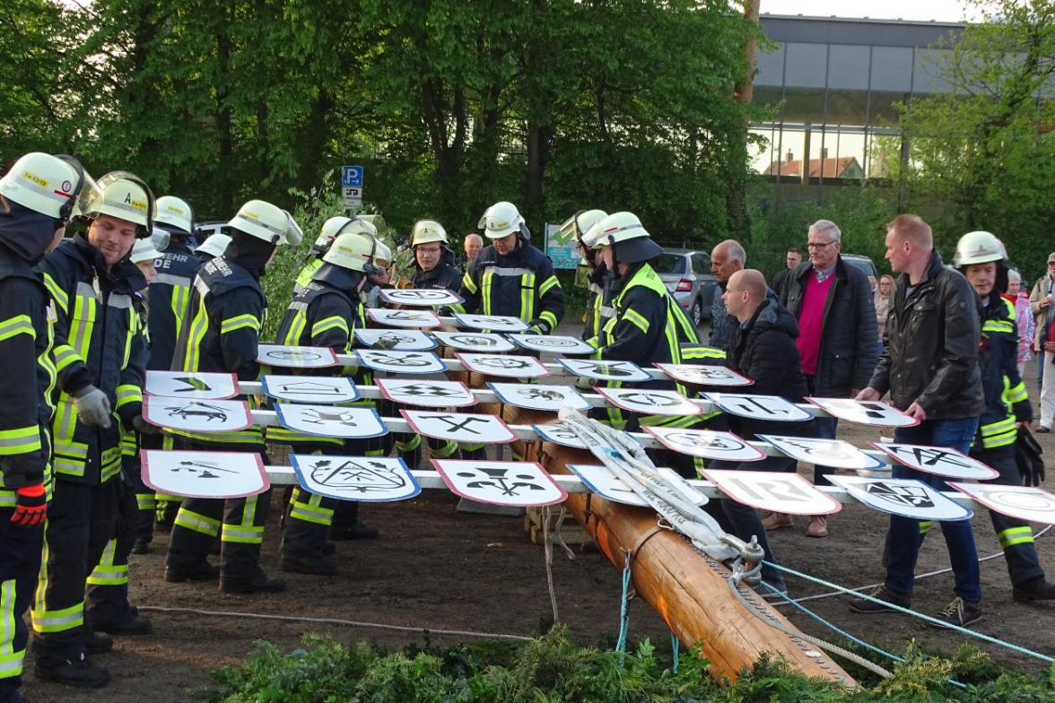 Impression vom Maibaumsetzen 2023. BILD: Schützenverein Hude/Archiv
