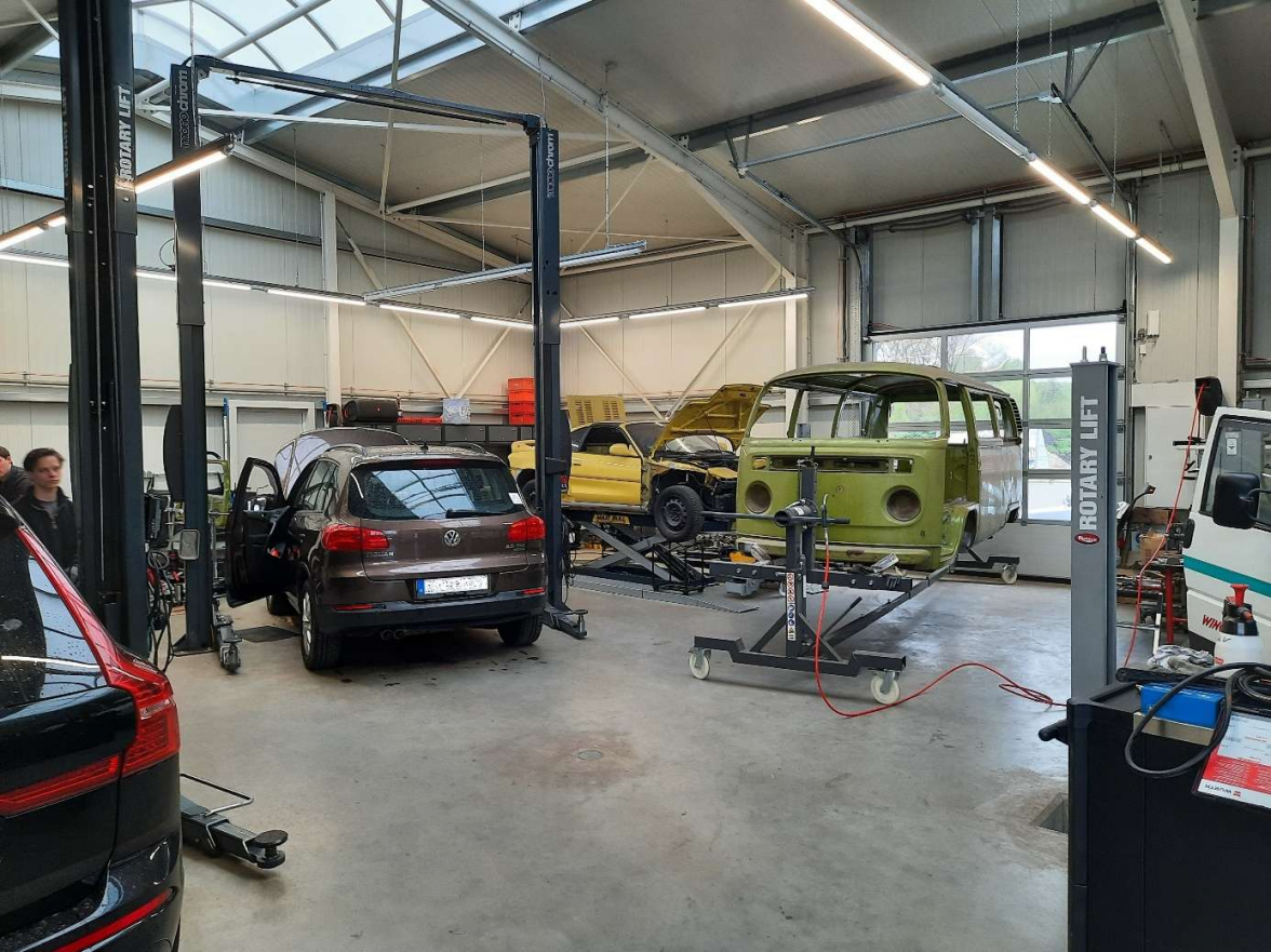 Blick in den Hallenanbau, der im letzten Jahr fertiggestellt wurde. In ihm befindet sich der Bereich Karosserie. BILD: Privat